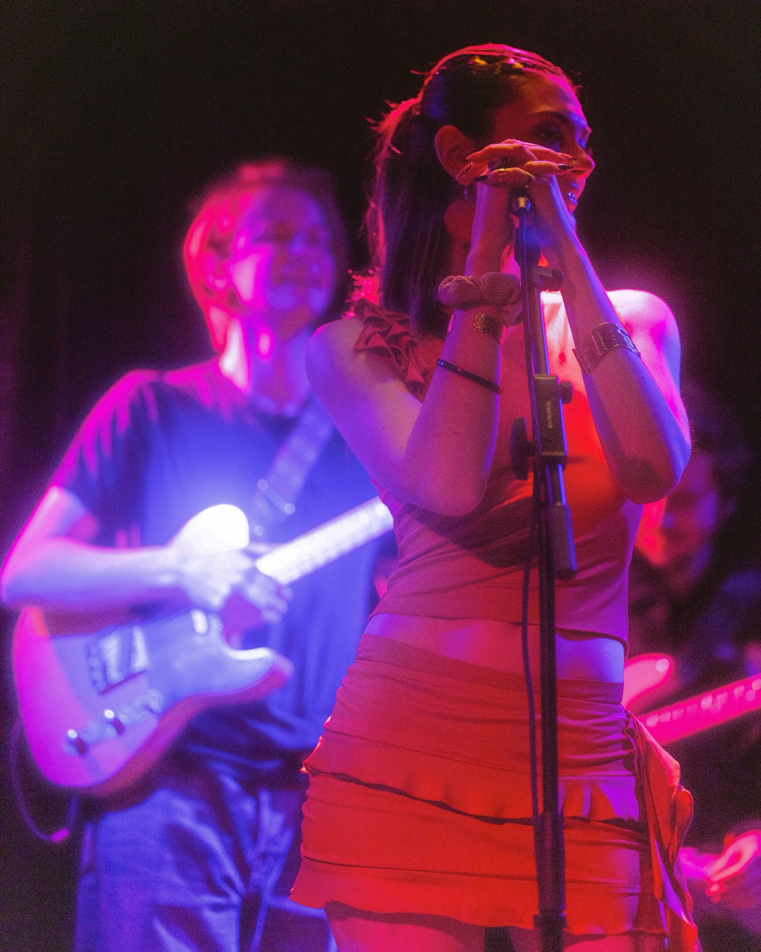 Loulia live in magenta light